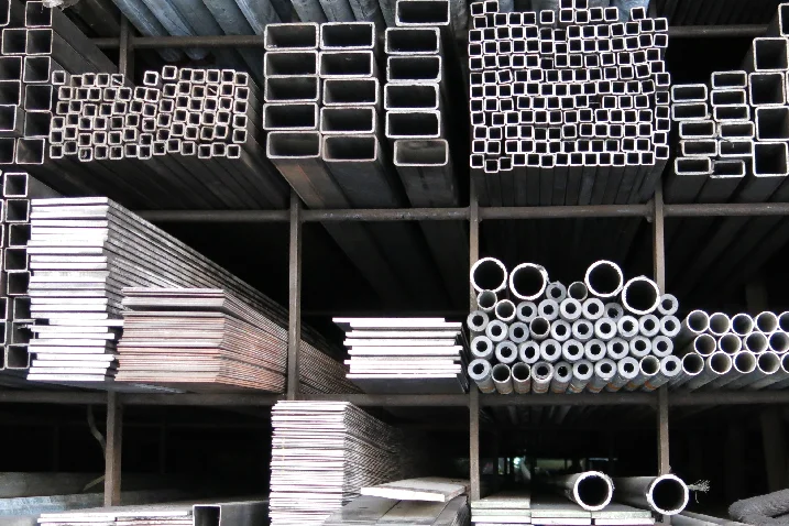 Metallrohre und -profile in einem Regal.